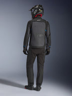 Alpinestars Cusco Drystar® jakke, sort og mørkegrå, set bagfra af en kører iført komplet adventure touring-udstyr, stort gråt rygpanel med Alpinestars-logo, blå detaljer på ærmerne, båret med matchende sorte bukser og hjelm.