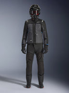 Alpinestars Cusco Drystar® jakke, sort og mørkegrå adventure touring-jakke, båret med matchende sorte bukser, handsker og en full-face hjelm, fuldkropsbillede forfra, beskyttende motorcykelbeklædning