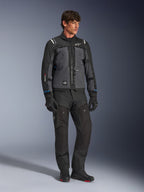 Alpinestars Cusco Drystar® jakke i sort og mørkegrå, teknisk motorcykel touring-jakke med flerfarvede paneler, båret med matchende sorte kørebukser og handsker, designet til vej- og adventure-touring.