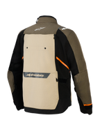 Alpinestars Cusco Drystar® jakke, set bagfra, Walnut Aluminum Black, tekstil adventure-motorcykeljakke med et stort beige rygpanel, orange diagonale detaljer og reflekterende logoer på en brun og sort yderskal.
