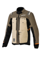 Alpinestars Cusco Drystar® jakke, Walnut Aluminum Black, adventure touring-motorcykeljakke, set fra siden forfra, tekstilkonstruktion med beige og brune paneler, ventilationsåbninger med lynlås, hvide Alpinestars-logoer og orange detaljer på ærmerne