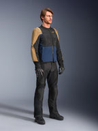 Mandlig motorcyklist iført Alpinestars ST-2 Air-jakke i Deep Blue, Dark Khaki og sort, med store mesh-paneler og laserperforeringer, kombineret med sorte motorcykelbukser, handsker og støvler for et komplet sommer-touring-look.