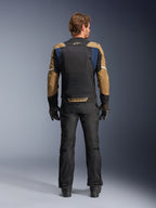 Alpinestars ST-2 Air-jakke i Deep Blue, Dark Khaki og sort, set bagfra på model, der viser det store mesh-panel på ryggen og khaki-farvede ærmer med hvide striber, kombineret med sorte tekniske motorcykelbukser og handsker til adventure touring.