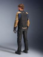 Alpinestars ST-2 Air-jakke, sommer-touring-motorcykeljakke, mørkeblå, mørk khaki og sort, set bagfra på model med mesh-paneler, khaki-ærmer og blå detaljer, hvide refleksstriber og markant branding på den nederste del af ryggen, kombineret med sorte kørebukser