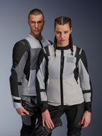 Alpinestars ST-2 Air jakker, tekstil motorcykeljakker, isgrå, mørkegrå og sort, par iført matchende adventure touring-udstyr med mesh-ventilationspaneler og Alpinestars Exploration Equipment-branding, holder motorcykelhandsker