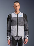 Alpinestars ST-2 Air Jacket, motorcykeljakke til herrer, Ice Gray og Dark Gray med sorte detaljer, brede mesh-ventilationspaneler, laserperforeret front, blåt Alpinestars-logo, lynlås foran, båret af en model med matchende kørebukser