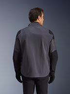 Alpinestars Maxdura Drystar®XF Laminated Armored Shell, teknisk adventure-jakke, mørkegrå og sort, set bagfra med forstærkede skulder- og albuepaneler, diskret logo på den øverste del af ryggen, båret med sorte handsker og bukser, designet til beskyttelse i al slags vejr