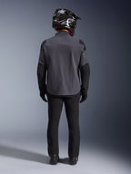 Alpinestars Maxdura Drystar®XF Laminated Armored Shell, Deep Gray Black, rygvisning i fuld længde, teknisk adventure-jakke med forstærkede paneler, båret med sorte kørebukser, handsker og en sort og hvid off-road-hjelm, koordineret dual-sport-udstyrssæt