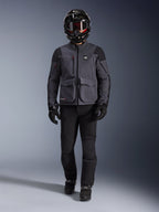 Alpinestars Maxdura Drystar®XF Laminated Armored Shell, adventure-motorcykeljakke i Deep Gray og sort, båret med matchende sorte kørebukser, en sort full-face hjelm, handsker og støvler, med fremtrædende cargo-lommer og ALL TERRA-branding for et teknisk off-road touring-look