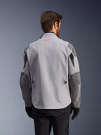 Alpinestars Maxdura Drystar®XF Laminated Armored Shell, adventure motorcykeljakke set bagfra, mellemgrå og mørkegrå, med rødt stjernelogo på kraven og hvidt lodret branding på ærmet, båret med sorte kørehandsker og bukser