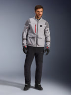 Alpinestars Maxdura Drystar®XF Laminated Armored Shell, adventure motorcykeljakke, mellemgrå og mørkegrå med røde detaljer, båret med sorte kørebukser og handsker, set forfra med fokus på den tekniske konstruktion og store cargo-lommer.