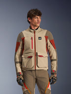 Alpinestars Maxdura Drystar®XF Lamineret Armored Shell, Aluminum Walnut Rust Brown, adventure-motorcykeljakke båret af en mandlig model, med store cargolommer foran og tekniske røde detaljer, kombineret med matchende adventure-kørebukser og handsker