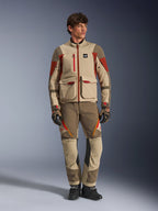 Maxdura Drystar®XF Laminated Armored Shell, adventure-motorcykeljakke i farven Aluminum Walnut Rust Brown, vist på en mandlig model med matchende adventure-bukser, handsker og støvler, studiefoto i fuld figur af professionelt touring-udstyr.