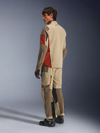 Mandlig model iført Alpinestars Maxdura Drystar®XF Laminated Armored Shell i Aluminum Walnut Rust Brown, matchende adventure touring-bukser, sorte handsker og sorte støvler, rygvisning der viser den tekniske tekstilkonstruktion og de forstærkede zoner.