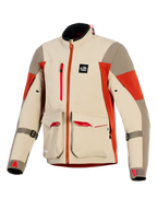 Alpinestars Maxdura Drystar®XF Laminated Armored Shell, adventure motorcykeljakke, Aluminum Walnut og Rust Brown, med store cargolommer foran med røde detaljer, lodret brystlynlås, All Terra branding-mærke og teknisk 3-lags lamineret konstruktion.