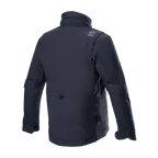 Alpinestars MO.ST.EQ Field Waterproof Primaloft Jakke, sort, set bagfra, moderne streetwear-inspireret motorcykeljakke med ripstop-tekstilkonstruktion, høj krave og diskret gråt logo på skulderen.