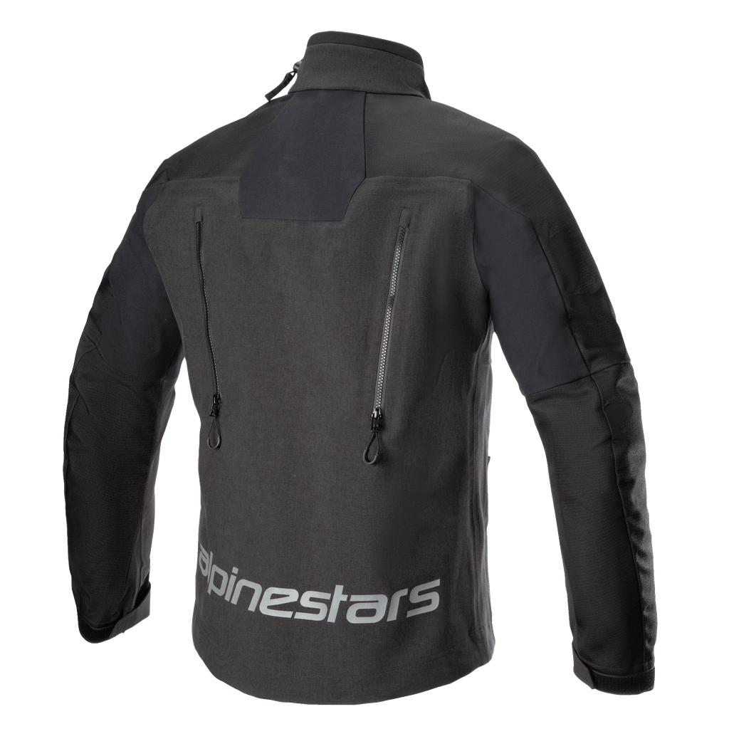 Alpinestars Hyde XT Drystar® XF jakke, motorcykeljakke, sort, set bagfra med et stort reflekterende Alpinestars-logo nederst på ryggen, dobbelte lodrette udluftningsåbninger med lynlåse og teksturerede ripstop-paneler
