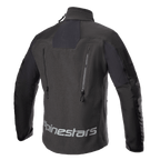 Alpinestars Hyde XT Drystar® XF jakke, motorcykeljakke, sort, set bagfra med et stort reflekterende Alpinestars-logo nederst på ryggen, dobbelte lodrette udluftningsåbninger med lynlåse og teksturerede ripstop-paneler