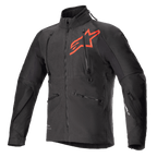 Alpinestars Hyde XT Drystar XF-jakke, sort og rød teknisk motorcykeljakke, stort rødt stjerne-logo på brystet, lodrette ventilationslynlåse på brystet, høj krave, tekstureret firevejs-strækstof, designet til adventure- og off-road-kørsel