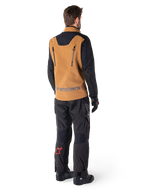 Alpinestars Hyde XT Stretch Drystar®XF-jakke og Hyde XT Drystar®-bukser, set bagfra af en kører iført tan og sort adventure touring-udstyr, jakke med lodrette lynlåse på ryggen og Alpinestars-branding, sorte bukser med rødt stjernelogo på læggen, kombineret med sorte handsker og støvler.