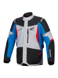 Alpinestars Honda ST-1 vandtæt jakke, motorcykeljakke til touring, isgrå, sort og blå med røde detaljer, Honda- og Alpinestars-logoer, set forfra med brystlomme med lynlås og cargolommer, vejrbestandigt adventure touring-design