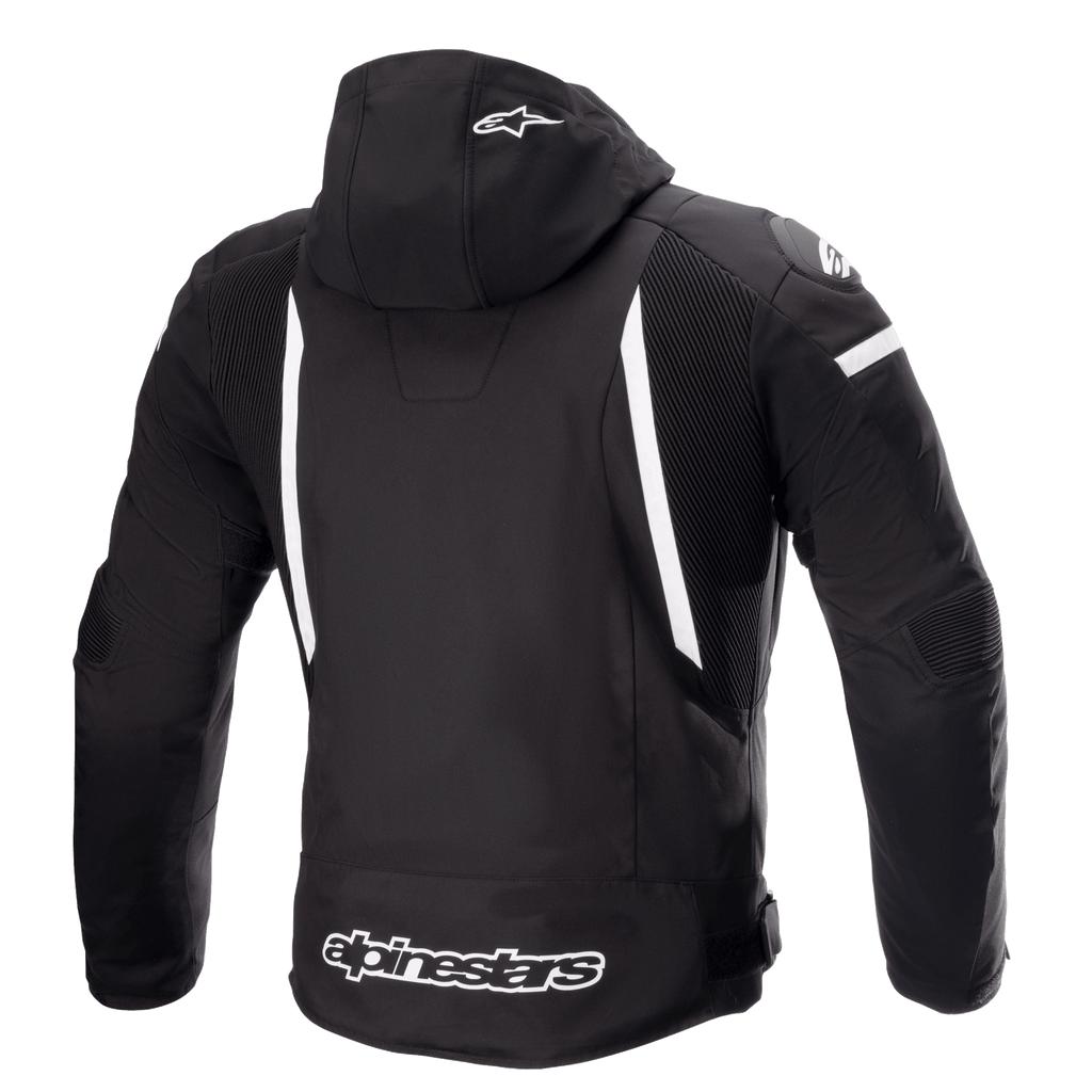Alpinestars Zaca vandtæt jakke, motorcykeljakke, sort og hvid, set bagfra viser aftagelig hætte med hvidt stjernelogo, vertikale hvide striber på ryggen, Alpinestars-branding på den nederste kant og ribbede strækpaneler for bevægelighed