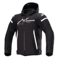 Alpinestars Zaca vandtæt jakke, sort motorcykeljakke med aftagelig hætte, stort hvidt Alpinestars-logo på brystet, hvide striber på overarmene og lodrette sideaccenter, lynlås foran, forstærket skulderbeskyttelse, justerbare stropper i taljen og på armene, tekstil-softshellkonstruktion