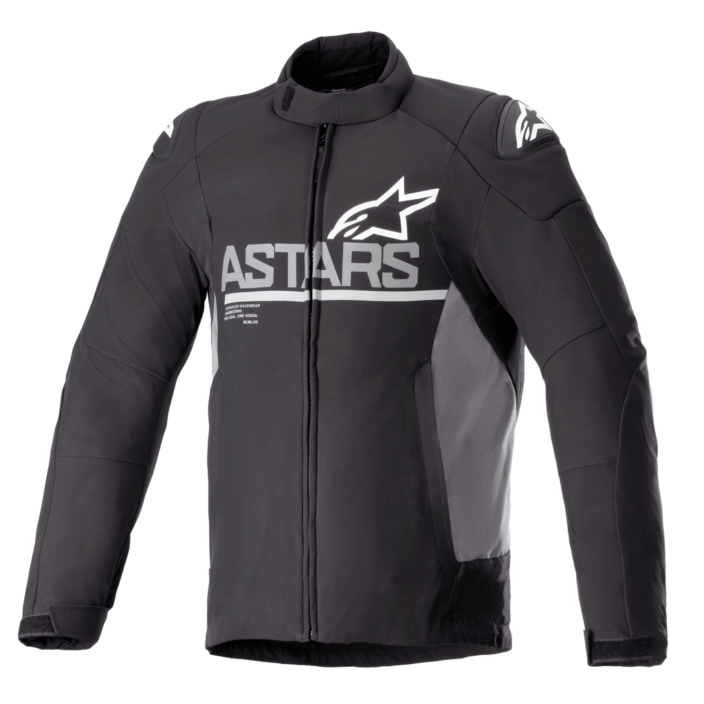 Alpinestars SMX Waterproof Jacket, motorcykeljakke, sort med mørkegrå sidepaneler, hvidt ASTARS-logo på brystet og stjernelogoer på skuldrene, tekstil- og softshell-konstruktion, fuld lynlås foran, høj krave og justerbare velcro-manchetter