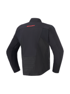 Alpinestars SMX vandtæt jakke, sort, set bagfra med rødt Alpinestars-logo på den øverste del af ryggen, forlænget rygstykke for ekstra dækning, tekstil- og softshell-paneler, beskyttende motorcykeludstyr til vej- og sportskørsel