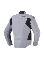 Alpinestars SMX vandtæt jakke i mørkegrå sort, set bagfra, viser tekstil- og softshell-konstruktion, Alpinestars-logo og grafik på den øverste del af ryggen, sorte sidepaneler og forlænget bagprofil for dækning under kørsel, sporty motorcykel-vejjakke.