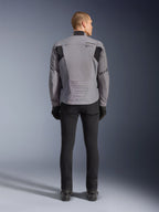 Alpinestars SMX Waterproof jakke, set bagfra, mørkegrå og sort, med sorte tekstilpaneler på skuldrene og et sport-fit design, kombineret med sorte bukser og handsker for et komplet motorcykel-look