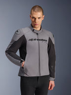 Alpinestars SMX vandtæt jakke, mørkegrå og sort, båret af en mandlig model, med 'alpinestars'-branding på brystet, DFS Lite-skulderbeskyttelse, strømlinet sportsdesign med tekstil- og softshell-materialer til vejridning.