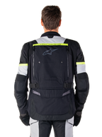 Alpinestars Bogotá Pro Drystar®-jakke, adventure touring motorcykeljakke, sort, isgrå og neongul, set bagfra med 'TECH TOURING'-branding på en neongul stribe, stort ventilationspanel på ryggen og justerbare taljeremme, teknisk helårsudstyr