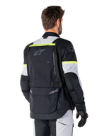 Alpinestars Bogota' Pro Drystar®-jakke, adventure touring-jakke, Black Ice Gray og Yellow Fluo, set bagfra med stort rygpanel med lomme og 'TECH TOURING'-branding, Alpinestars-logo og fluorescerende detaljer, teknisk køreudstyr i tekstil