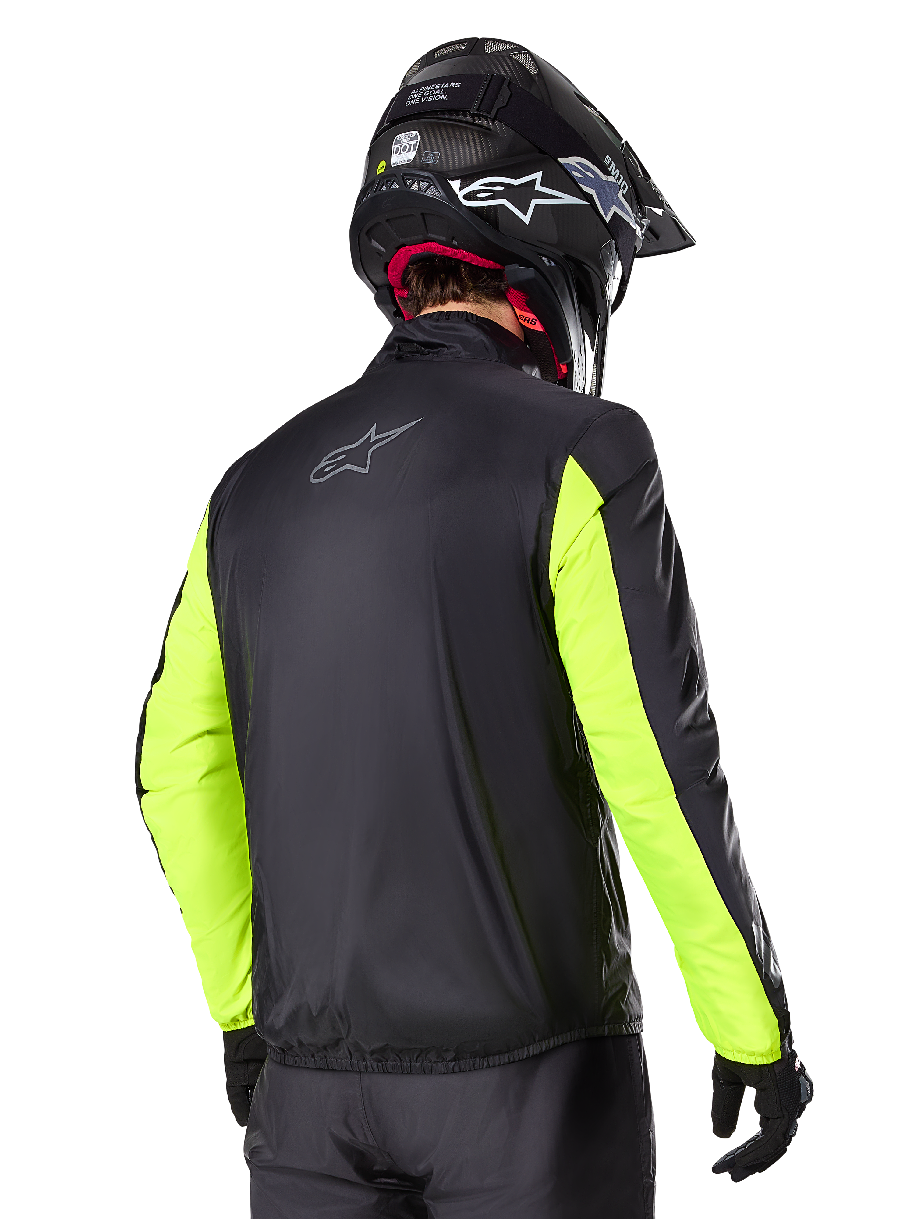 Alpinestars Bogotá Pro Drystar® jakke, set bagfra, sort med Yellow Fluo-ærmer, båret af en kører med sort hjelm og handsker, adventure touring motorcykeludstyr med høj synlighed og teknisk tekstilfinish.