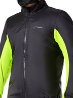 Alpinestars Bogotá Pro Drystar® Jakke vandtæt liner, teknisk motorcykel-lag, sort med neongule paneler på armene, lynlåslukning foran og Drystar-logo på brystet, designet til beskyttelse under kørsel i al slags vejr