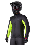 Alpinestars Bogotá Pro Drystar® jakke vandtæt liner, sort med lysende neongule detaljer på ærmerne, bæres af en kører med sort hjelm og goggles, teknisk motorcykelbeklædning.