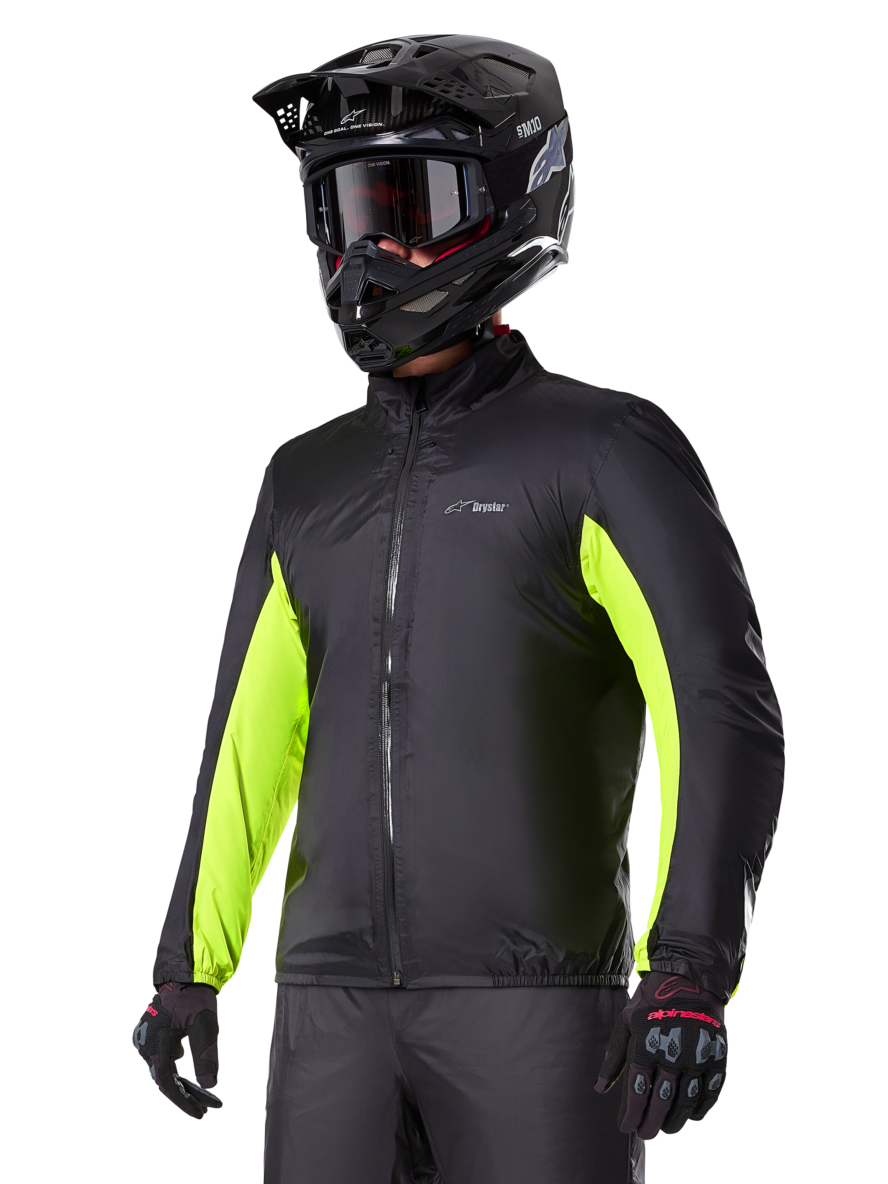 Alpinestars Bogotá Pro Drystar® jakke vandtæt liner, sort med lysende neongule detaljer på ærmerne, bæres af en kører med sort hjelm og goggles, teknisk motorcykelbeklædning.