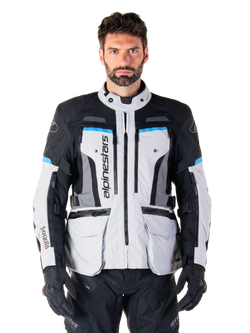 Alpinestars Bogota Pro Drystar jakke, vandtæt adventure touring-motorcykeljakke i grå, sort og cyan.