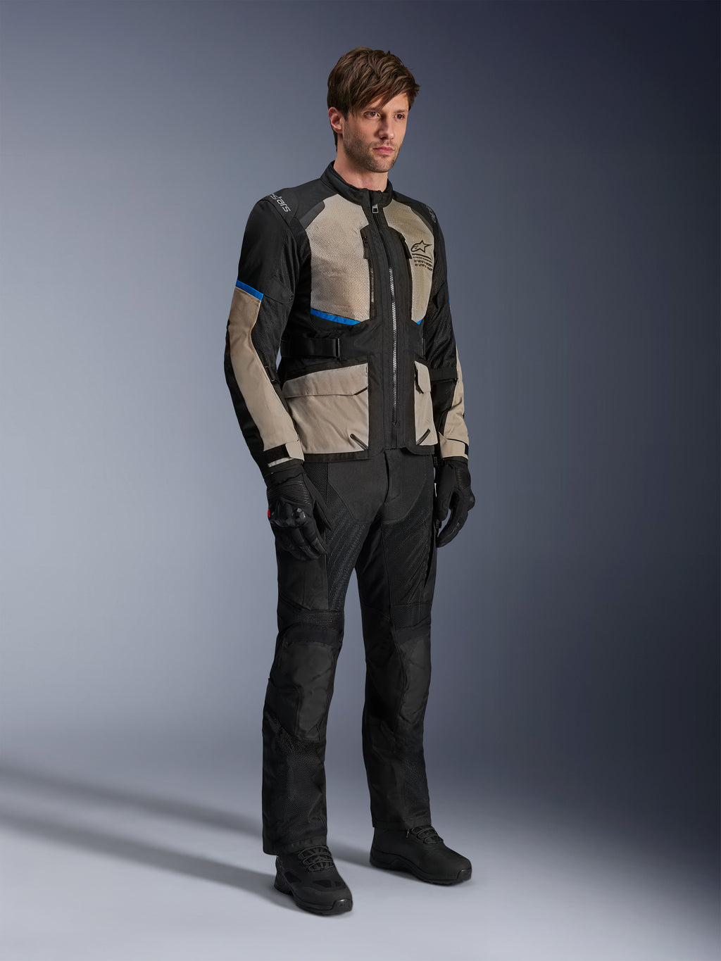 Alpinestars Andes Air Drystar® jakke, motorcykel touringjakke, sort, Laurel Gray og klar blå, båret med matchende kørebukser og handsker, med omfattende mesh-paneler til luftgennemstrømning og en vejorienteret pasform, adventure touring-udstyr