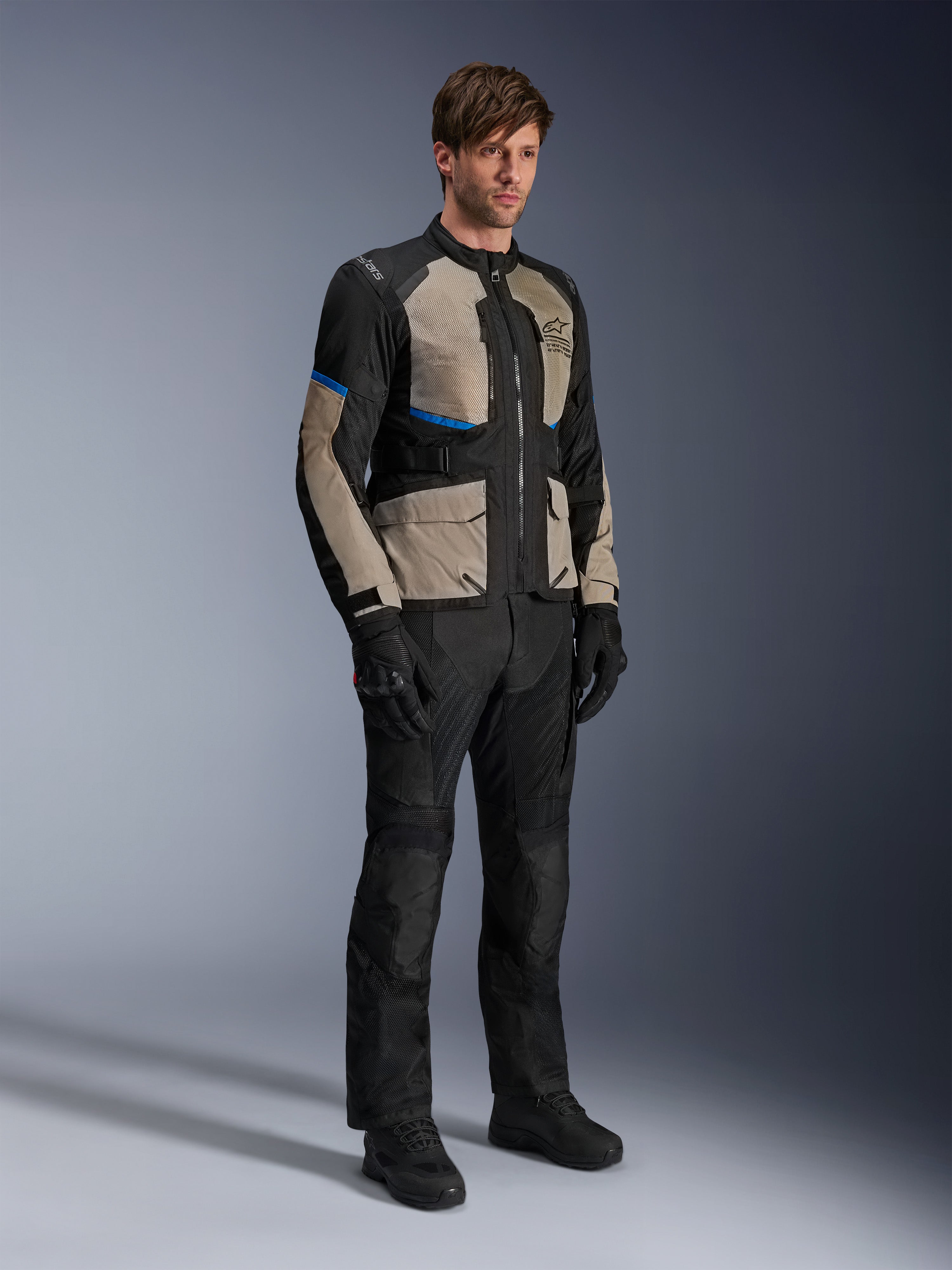 Alpinestars Andes Air Drystar® jakke, motorcykel touringjakke, sort, Laurel Gray og klar blå, båret med matchende kørebukser og handsker, med omfattende mesh-paneler til luftgennemstrømning og en vejorienteret pasform, adventure touring-udstyr