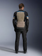 Alpinestars Andes Air Drystar®-jakke, Black Laurel Gray Bright Blue, set bagfra med omfattende mesh-ventilationspanel, stor opbevaringslomme nederst på ryggen med Alpinestars-branding, teknisk motorcykel touring-jakke båret med matchende bukser.