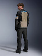 Alpinestars Andes Air Drystar® Jakke, Black Laurel Gray og Bright Blue, set bagfra viser stort mesh-ventilationspanel på ryggen, logo på den nederste kant, båret med sorte motorcykelbukser og støvler.