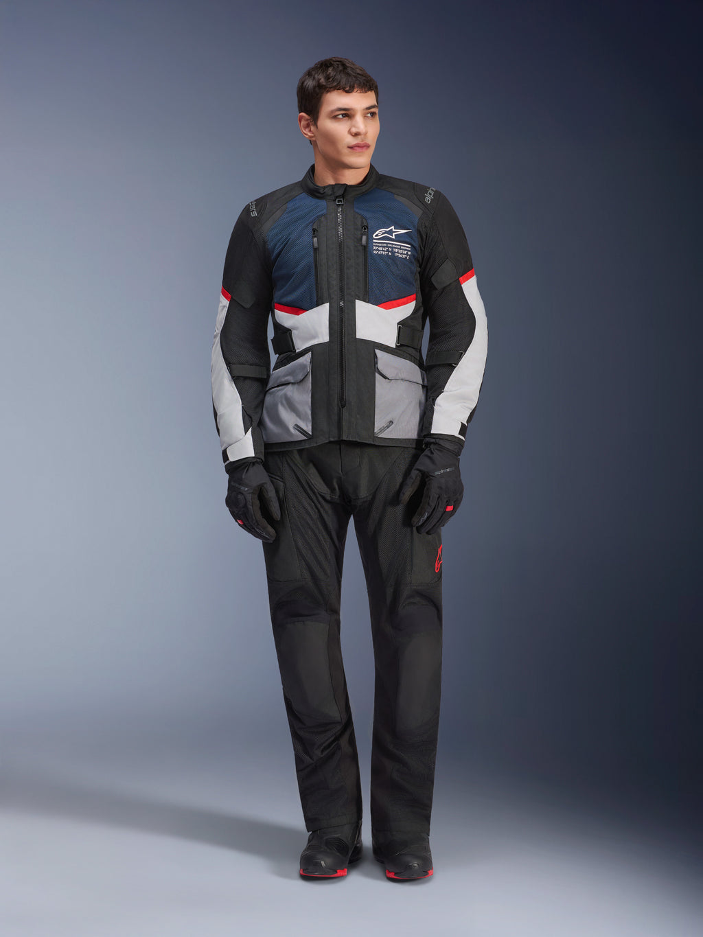 Alpinestars Andes Air Drystar® jakke, motorcykel-touringjakke, Deep Blue Black og Ice Gray, båret med matchende sorte adventure-bukser og handsker, med mesh-paneler for luftstrøm og teknisk design med flere lommer.