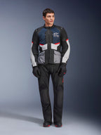 Alpinestars Andes Air Drystar® jakke, motorcykel-touringjakke, Deep Blue Black og Ice Gray, båret med matchende sorte adventure-bukser og handsker, med mesh-paneler for luftstrøm og teknisk design med flere lommer.