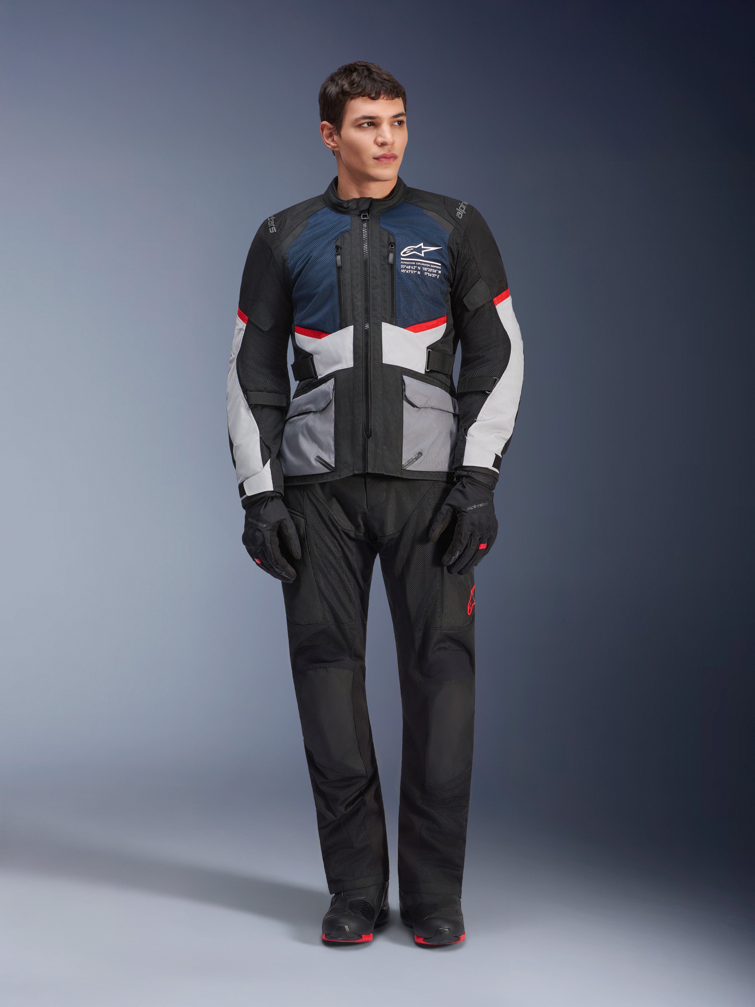 Alpinestars Andes Air Drystar® jakke, motorcykel-touringjakke, Deep Blue Black og Ice Gray, båret med matchende sorte adventure-bukser og handsker, med mesh-paneler for luftstrøm og teknisk design med flere lommer.