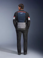 Alpinestars Andes Air Drystar-jakke, Deep Blue Black Ice Gray, set bagfra på model, med blåt mesh-rygpanel til ventilation, stor grå lomme forneden, røde og hvide detaljer på ærmerne, 'alpinestars' tekstlogo, kombineret med sorte motorcykelbukser for et komplet touring-outfit