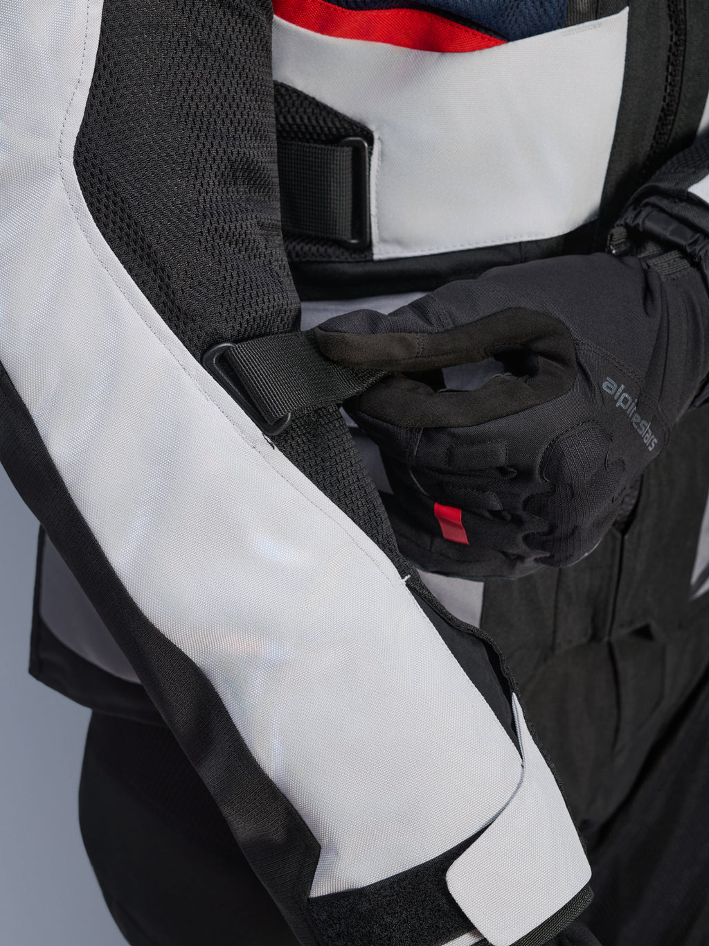Alpinestars Andes Air Drystar® jakke i Deep Blue Black Ice Gray, nærbillede af den justerbare ærmestrop og mesh-ventilationspaneler, holdbar tekstilkonstruktion til adventure touring