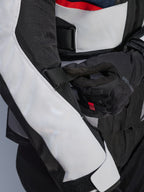 Alpinestars Andes Air Drystar® jakke i Deep Blue Black Ice Gray, nærbillede af den justerbare ærmestrop og mesh-ventilationspaneler, holdbar tekstilkonstruktion til adventure touring