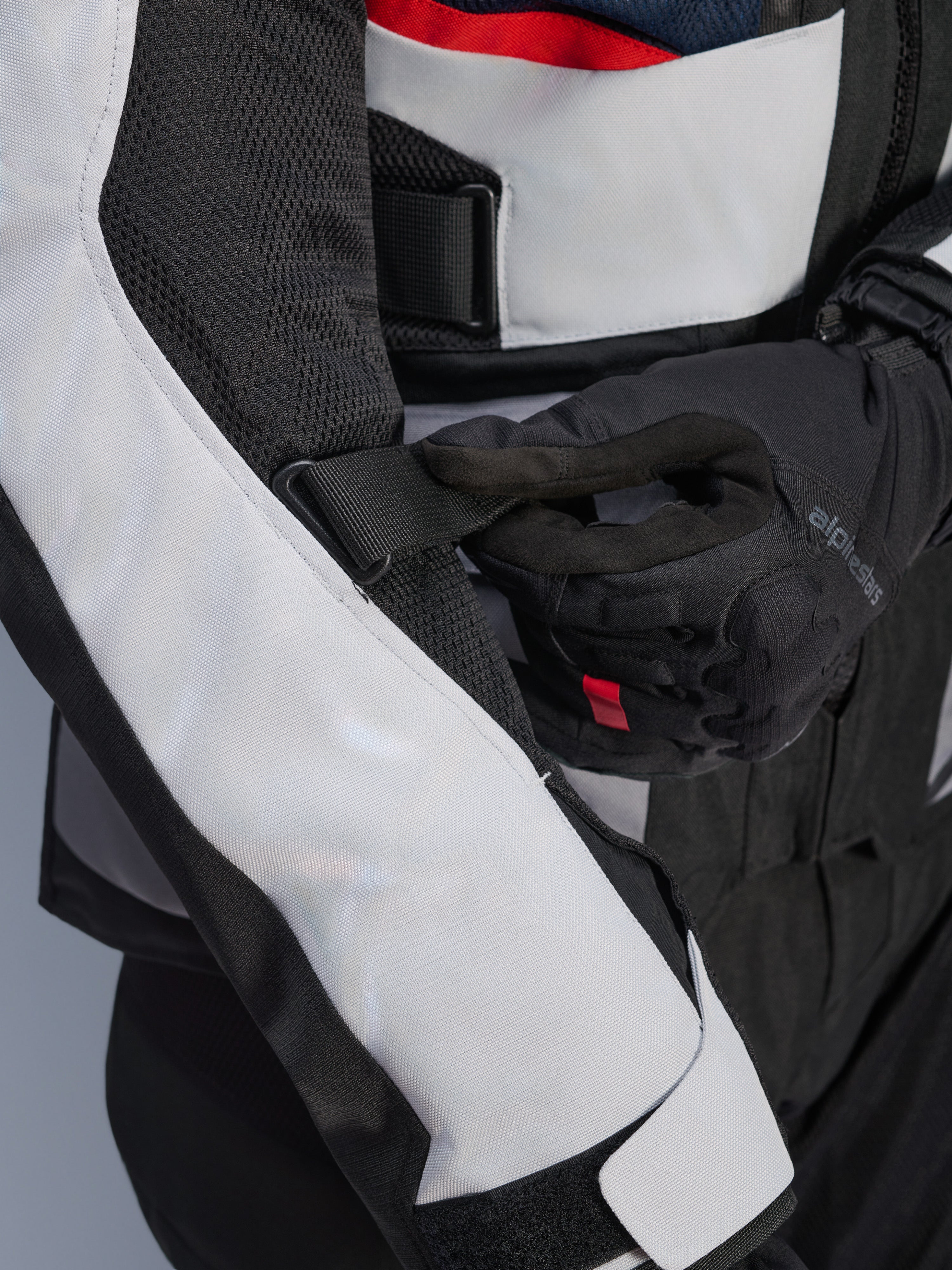 Alpinestars Andes Air Drystar® jakke i Deep Blue Black Ice Gray, nærbillede af den justerbare ærmestrop og mesh-ventilationspaneler, holdbar tekstilkonstruktion til adventure touring